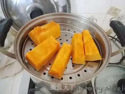 Make Pumpkin embroidery bean buns step 1