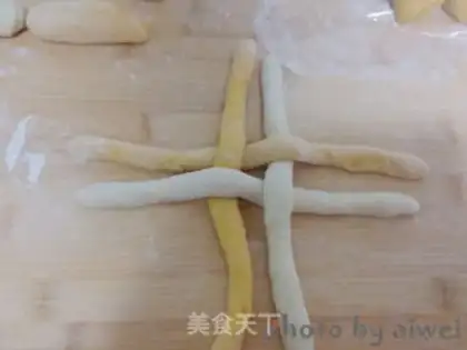 Make Pumpkin embroidery bean buns step 8