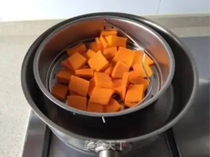 Make Pumpkin rose buns step 1
