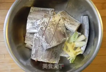 Make Garlic with fish step 0