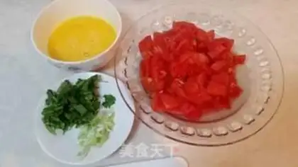 Make Tomatoes, eggnut soup step 1