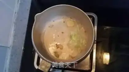 Make Tomatoes, eggnut soup step 2