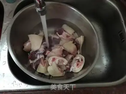 Make Peanut mushroom pig hoof step 1