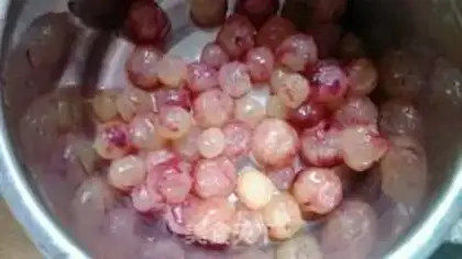 Make Grape sauce step 1