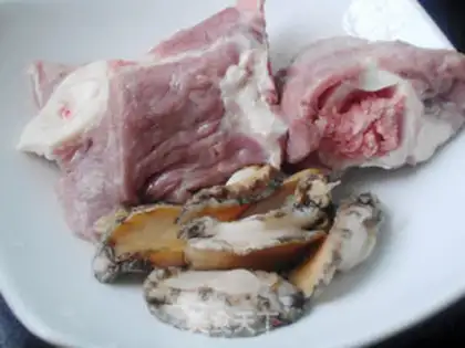 Make Little abalone pork bone soup step 1