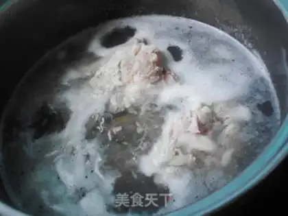 Make Little abalone pork bone soup step 3
