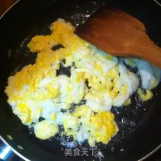 Make Tomato fried eggs step 1