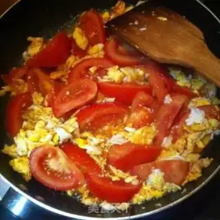 Make Tomato fried eggs step 4