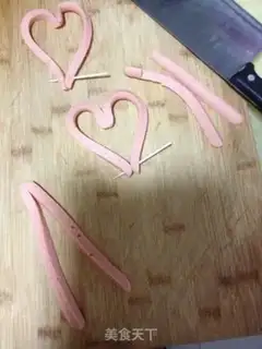Make Heart-shaped ham eggs step 1