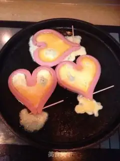 Make Heart-shaped ham eggs step 3