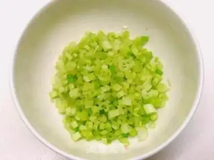 Make Celery greasy eggs step 0