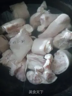 Make Red burning pig hoof step 0