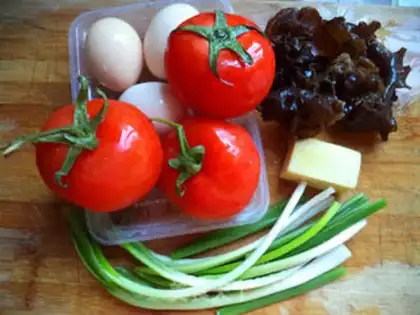 Make Tomato fried eggs step 0