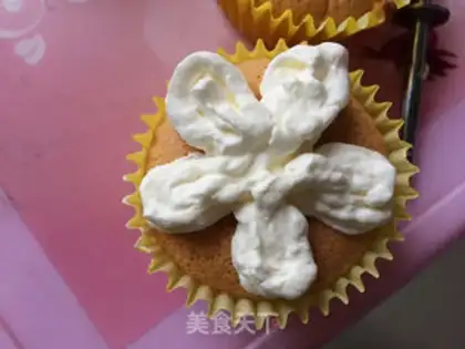 Make A flower cupcake step 16
