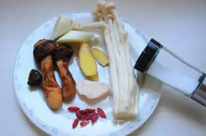 Make Tasty chicken soup with pinewood step 1