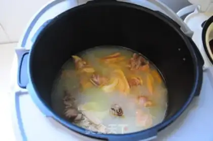 Make Tasty chicken soup with pinewood step 10
