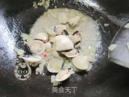 Make White clams and pasta step 2