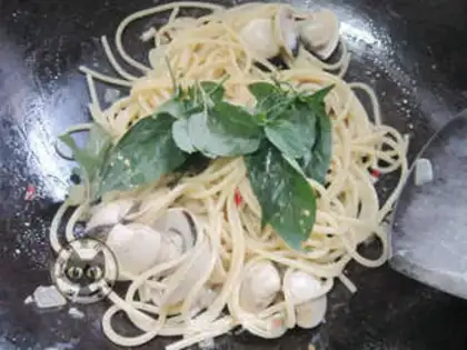 Make White clams and pasta step 3