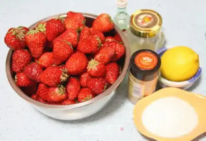 Make Bread machine homemade strawberry sauce step 0