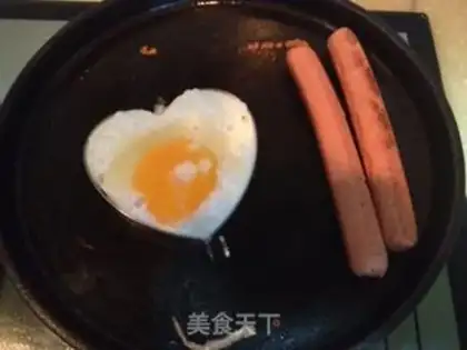 Make Heart-shaped eggs step 1