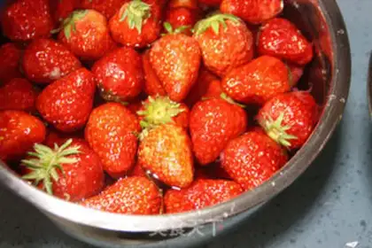 Make Bread machine homemade strawberry sauce step 1