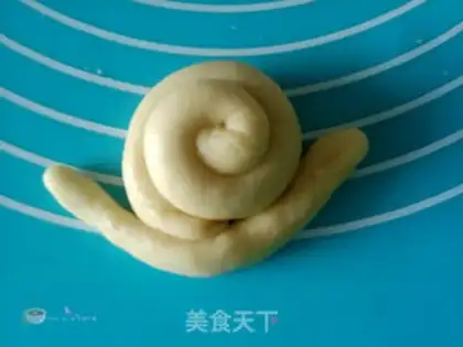 Make Snail bread step 12