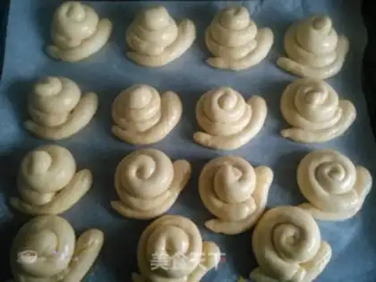 Make Snail bread step 14