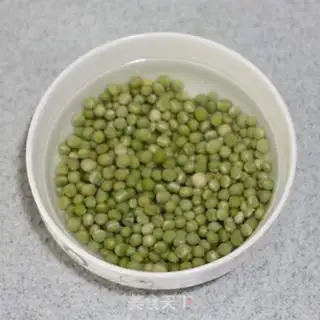 Make Onion pea soup step 1