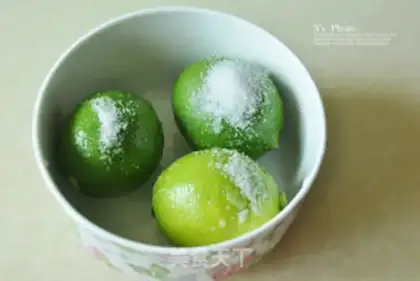 Make Lemon honey water step 1