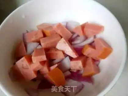 Make Black pepper onion ham pasta step 1