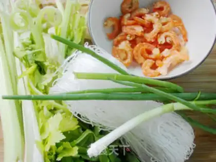 Make The fan shrimp celery soup step 0