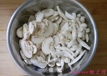 Make Hemi mushrooms and fried peas step 1