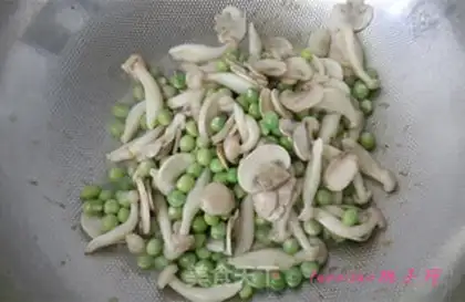 Make Hemi mushrooms and fried peas step 4