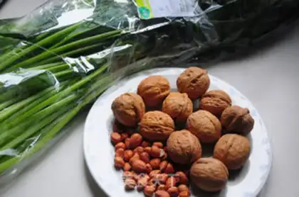 Make The pecan spinach tower step 1