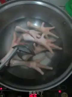 Make The halogenated chicken feet step 0