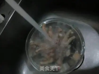 Make The halogenated chicken feet step 1