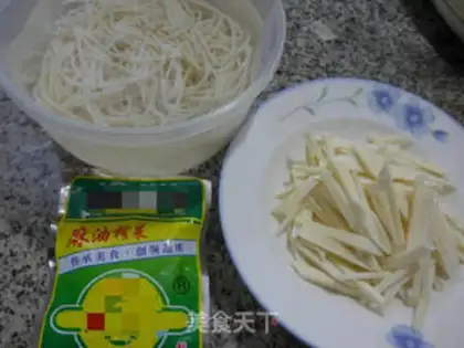 Make Squeeze the white noodles step 0