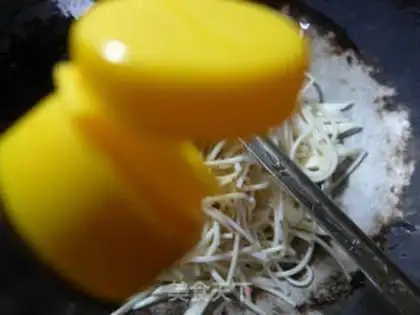 Make Squeeze the white noodles step 2
