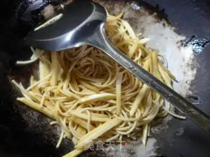 Make Squeeze the white noodles step 3