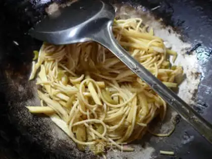 Make Squeeze the white noodles step 4