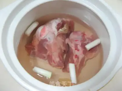 Make Crab-flavored mushroom butterbone soup step 1
