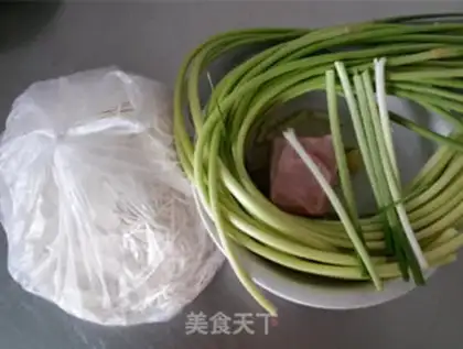 Make Garlic pasta step 0