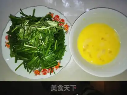 Make Scrambled eggs step 1
