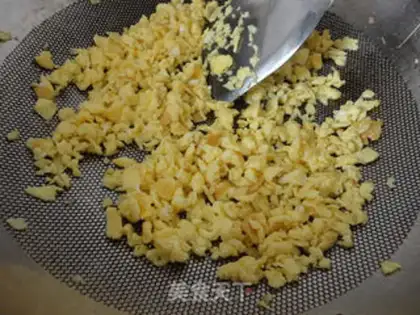 Make Cream eggs and shrimp pie step 2