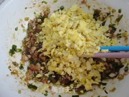 Make Cream eggs and shrimp pie step 7