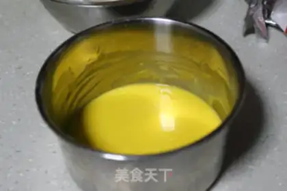 Make Double-coloured twilight cake step 2