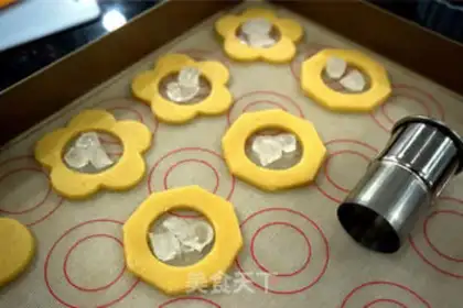 Make Glass and sugar cookies step 5