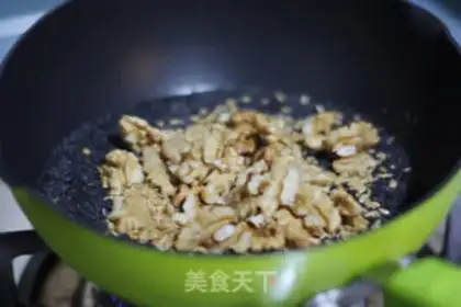 Make walnut sesame paste step 1