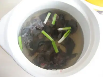 Make Crab-flavored chicken soup step 1