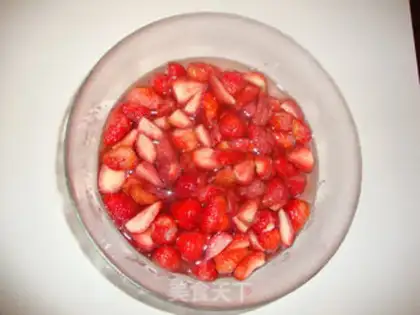 Make Homemade strawberry sauce step 0
